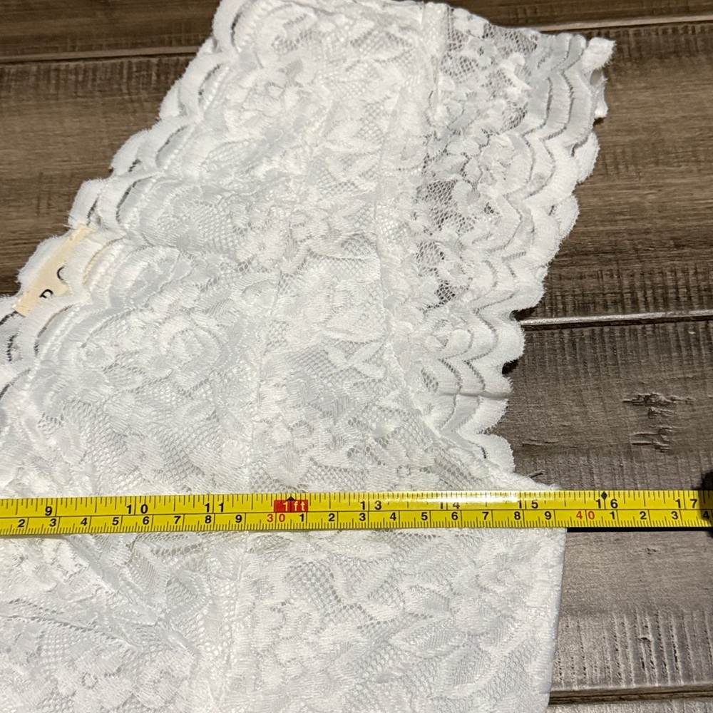 New POL Lace Short Sleeve V Neck Cropped Top with Scallop Detail - Picture 8 of 9